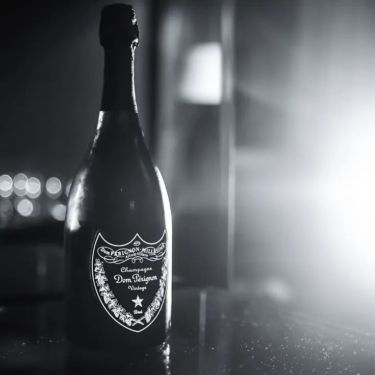 Nuestro club ofrece un ambiente íntimo donde cada detalle está pensado para realzar la experiencia del champagne.