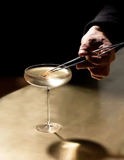 Degustación exclusiva de champagnes premium acompañados de maridajes gourmet seleccionados por nuestro chef.
