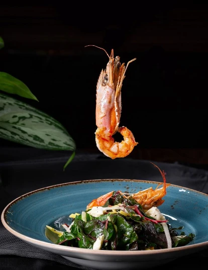 La cocina en directo convierte cada plato en un espectáculo de creatividad y sabor para nuestros invitados.